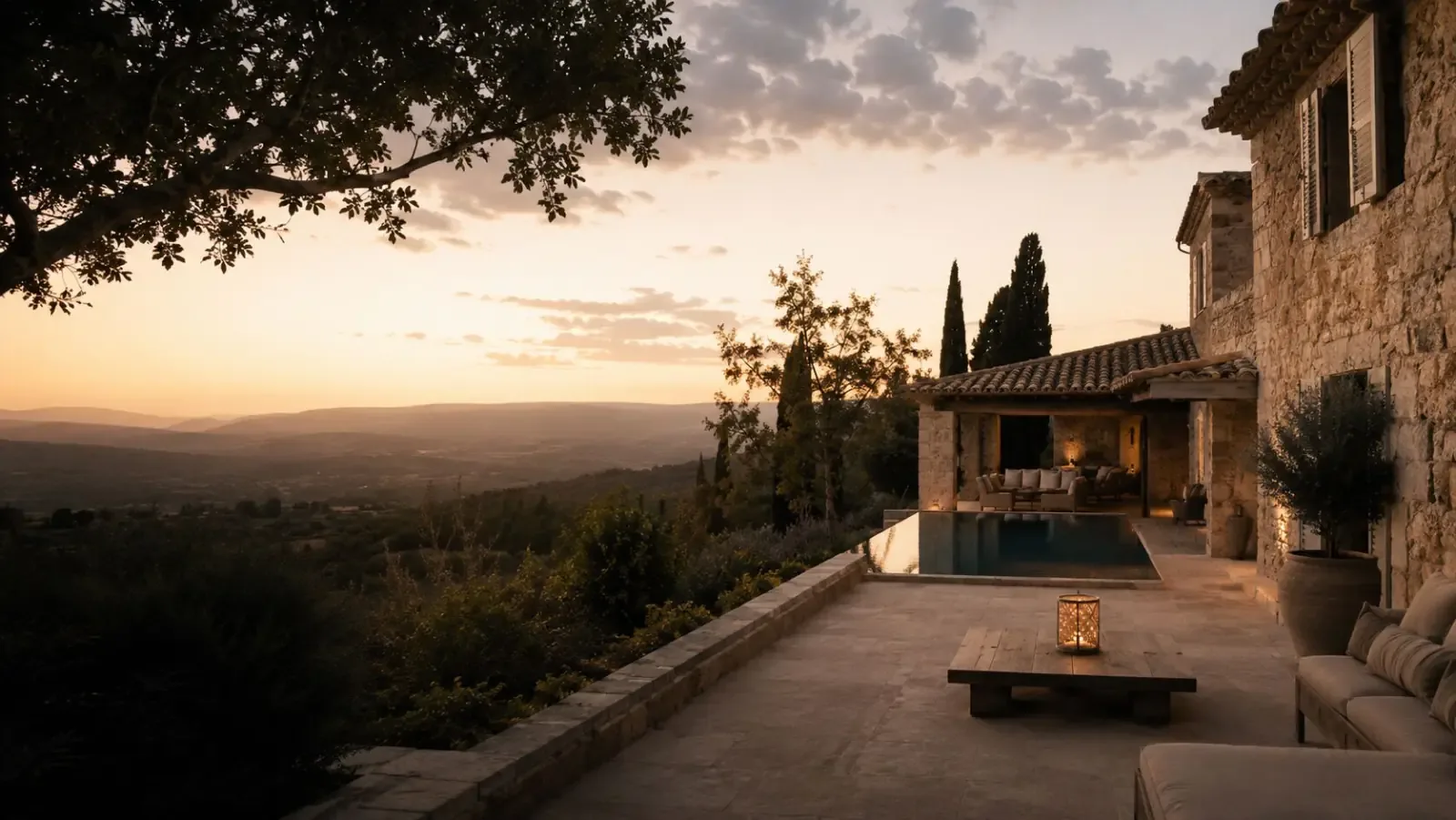 Avignon (Vaucluse), hôtels intra-muros, maisons d'hôtes et tables du Festival